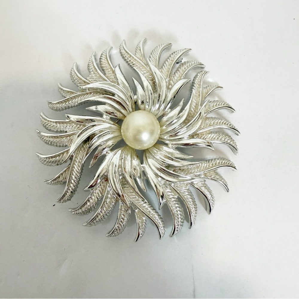 Cathe Silver Tone Sun Burst Flower Faux Pearl Brooch Pin Vintage